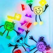 Cubos luminosos con personaje multicolor